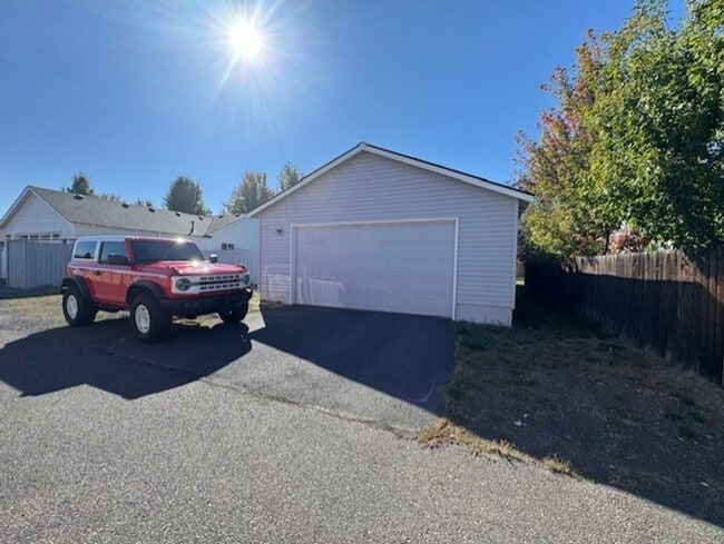 Building Photo - Single level home SE Bend