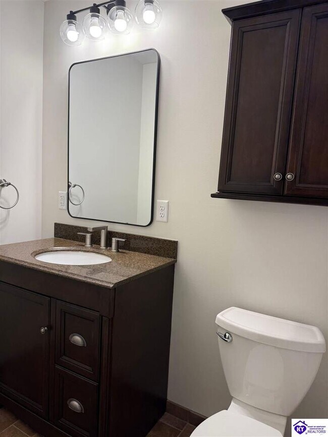 Building Photo - 913 Dogwood Cir