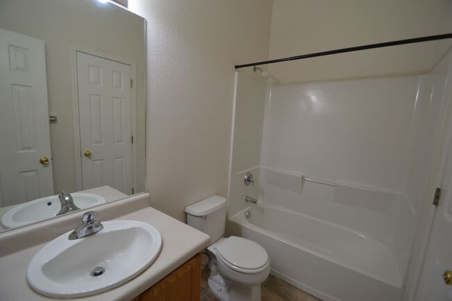 Building Photo - Corner 3 bed, 2.5 Bath Townhome in Distric...