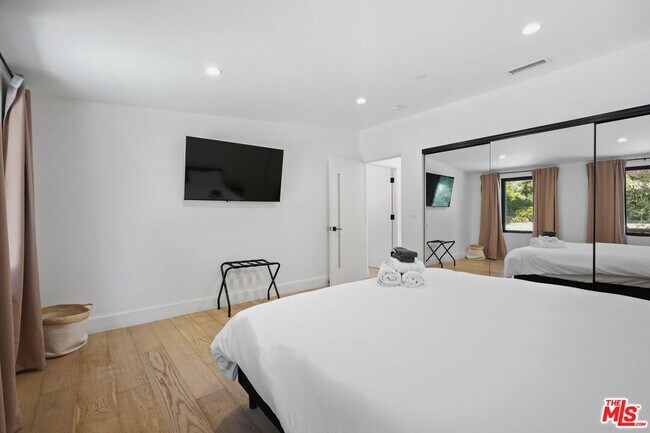 Building Photo - 1812 Navy St