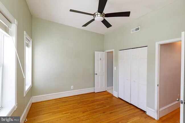 Building Photo - 809 Kentucky Ave SE