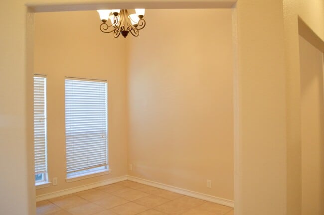 Building Photo - Rare custom stucc home 3 bed 2 bath