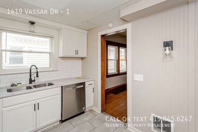 Building Photo - 1419 Vassar Dr