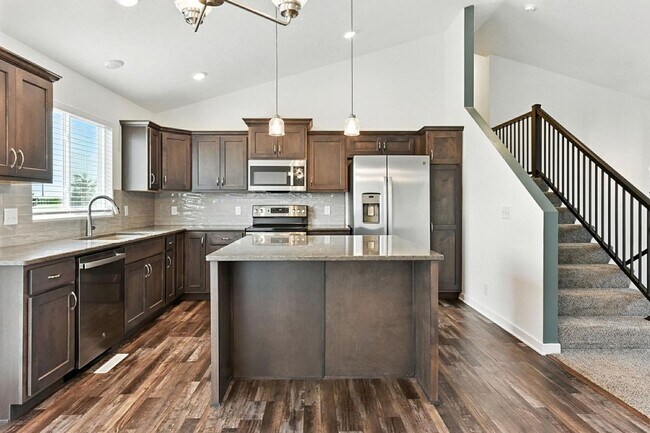 Building Photo - Near Lake Flanagan