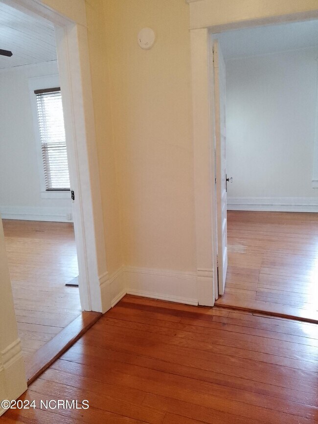 Building Photo - 407 E Main St