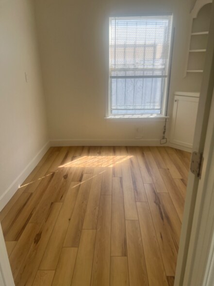 Building Photo - 6522 S Victoria Ave