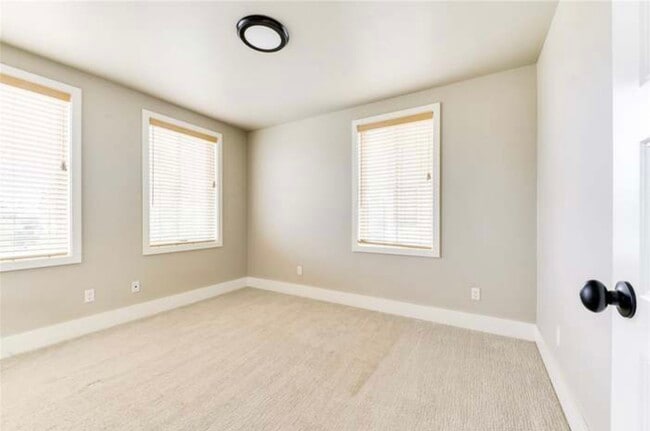 Building Photo - 940 Pedalers Ln