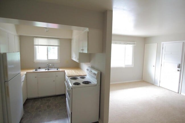 Building Photo - 6000 Metcalf Ln