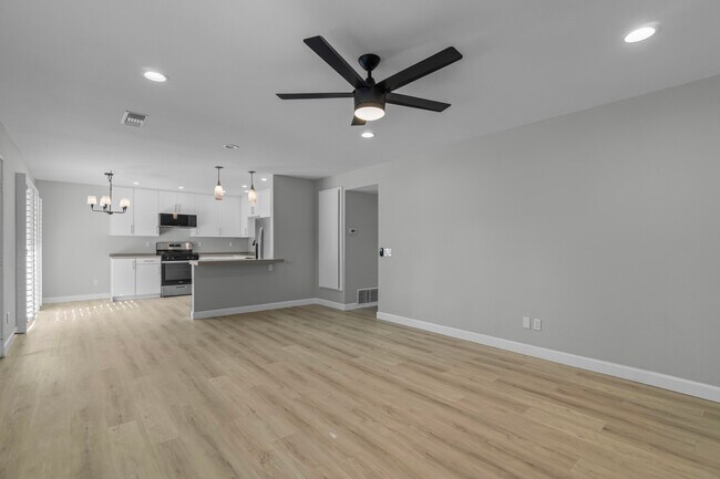 Building Photo - 1950 S Palm Canyon Dr