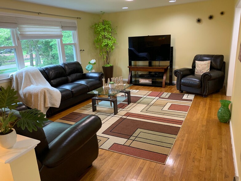 Living room - 15 Sherwood Cir