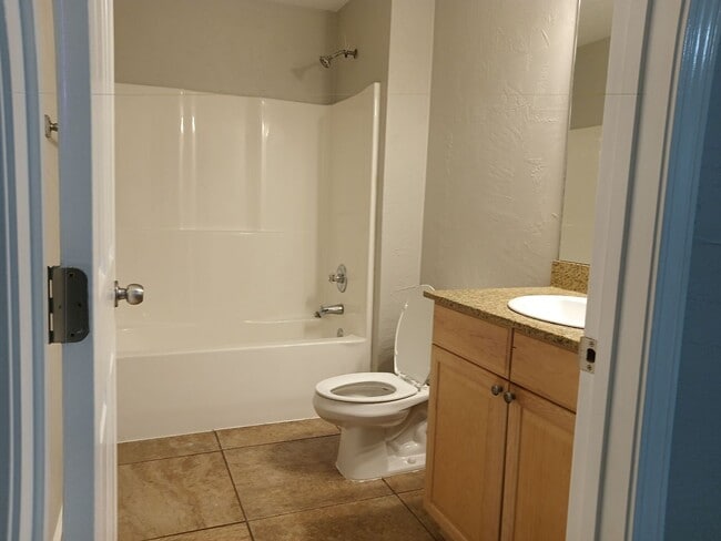 Building Photo - Available now! Beautifully Renovated 2 bed...