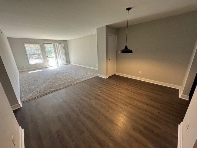 Building Photo - 2 bed 2 bath garden unit at Avery Close!