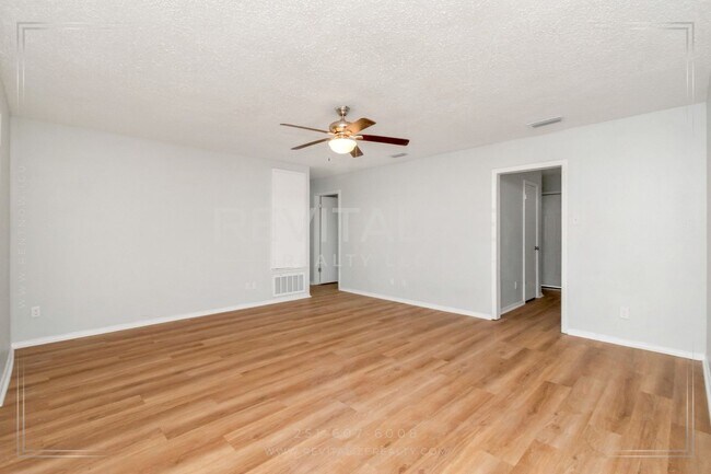 Building Photo - 5728 Post Oak Ct