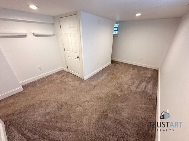 Building Photo - 4 Bedroom house in Foxchase area of North ...
