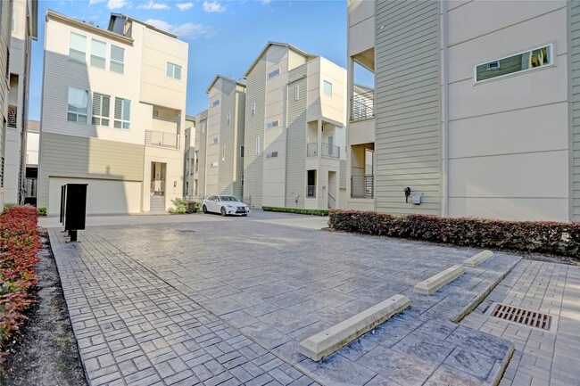 Building Photo - 954 W 18th St