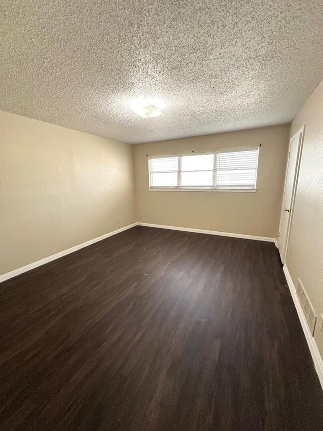 Building Photo - 3 Bed 2 Bath Ready To Rent ASAP!