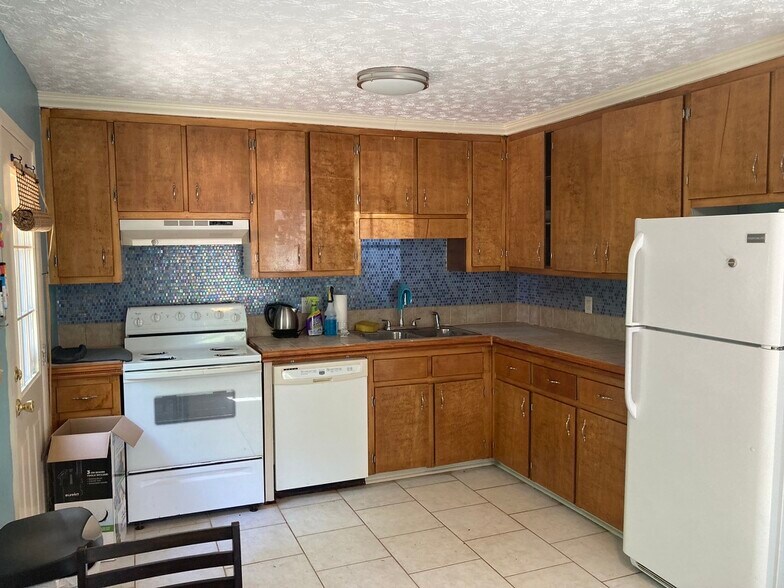 Kitchen - 2255 Winterville Rd