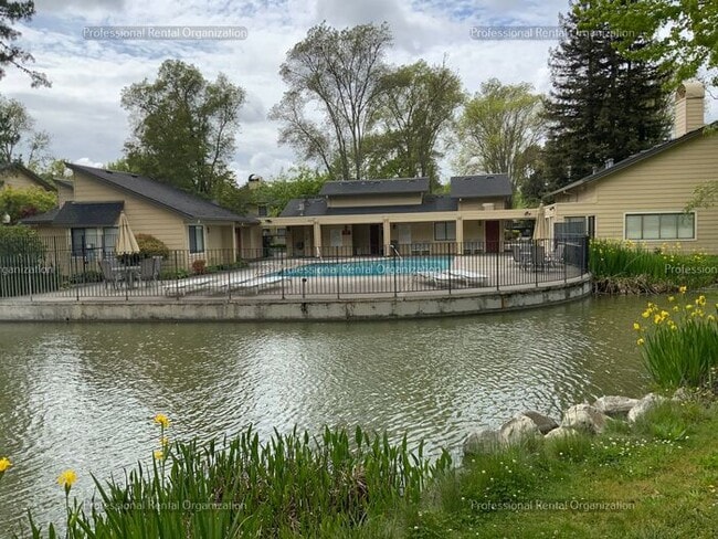 Building Photo - Single level condo in one of the nicest developments in Bennett Valley