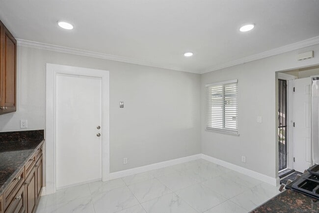 Building Photo - 7684 Meadowbrook Ct