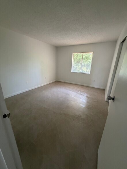 Building Photo - 2701 Pine Lake Terrace