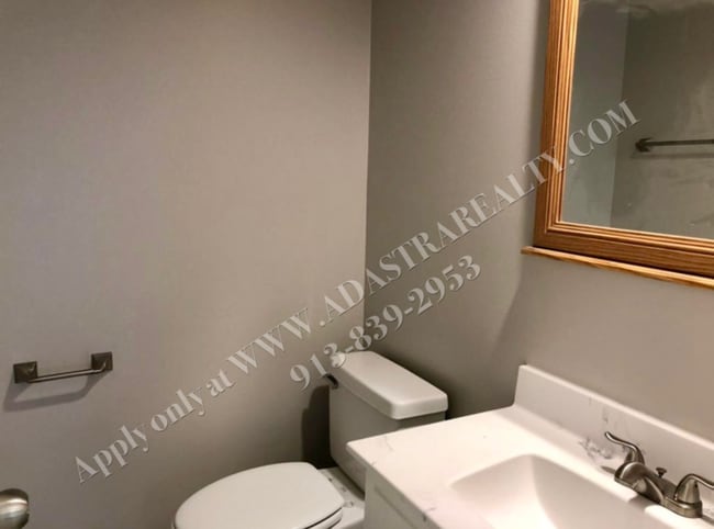 Building Photo - Beautiful 3 Bedroom Duplex in Olathe-Available NOW!!