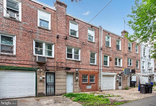Building Photo - 125 W 21st St