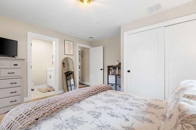 Building Photo - 22 Victor St