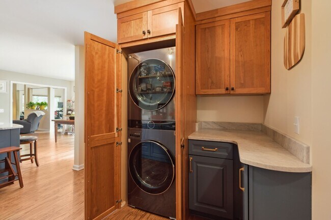 Building Photo - Everything included in rent price!! All ut...