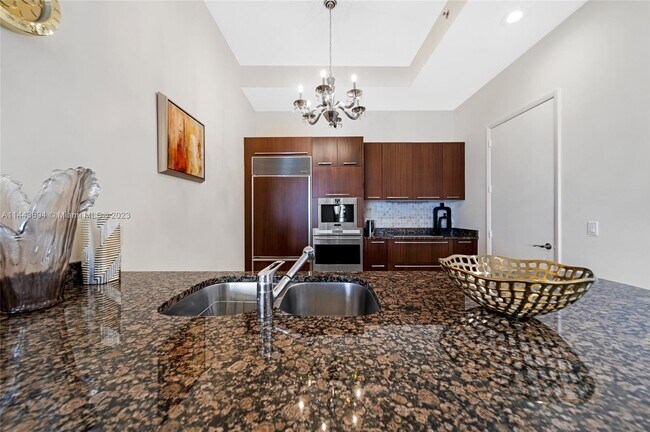 Building Photo - 15811 Collins Ave