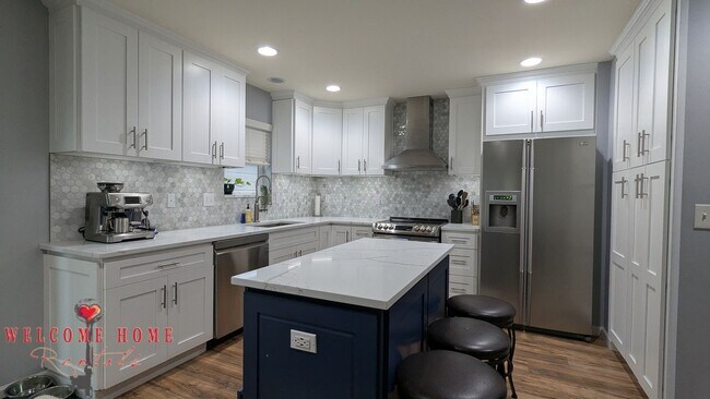 Building Photo - Flowing floorplan, minutes from I-5!!!