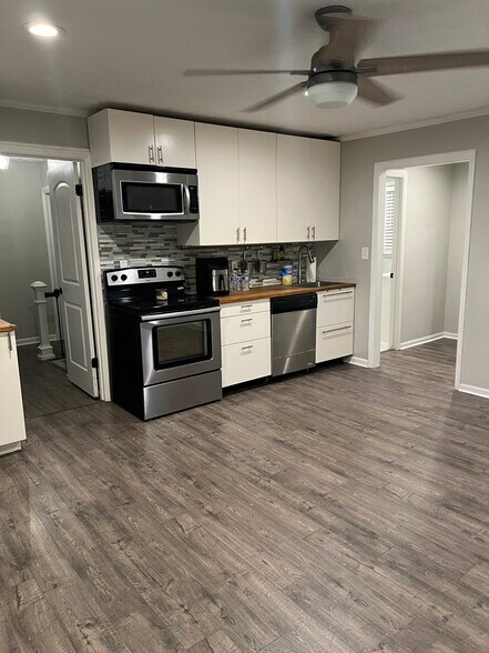 Building Photo - 1105 Sweetwater Cir