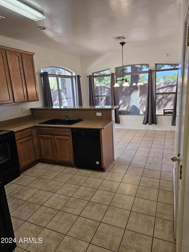 Building Photo - 2600 E Springfield Pl