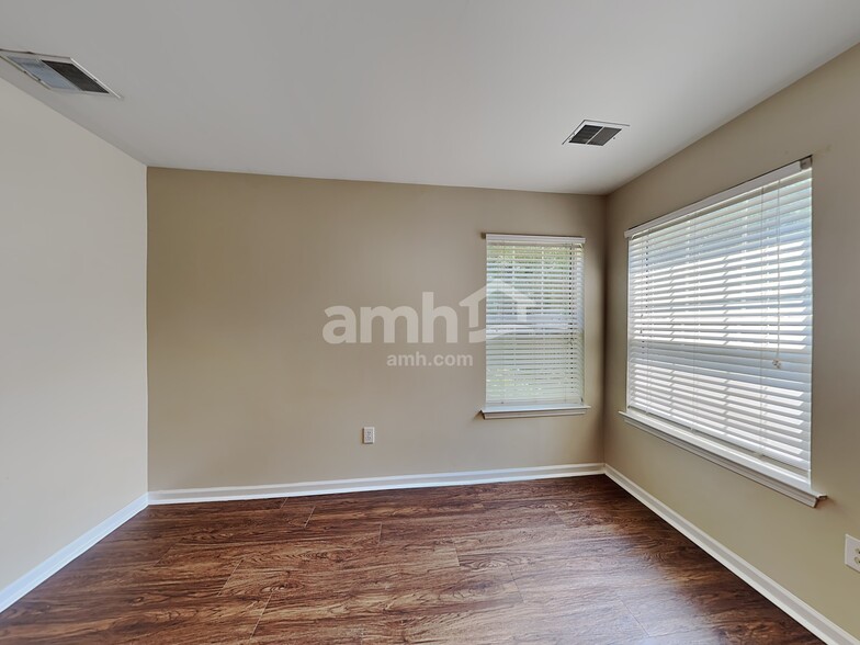 Building Photo - 103 Hawkesbury Rd