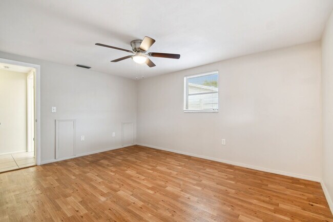 Building Photo - 4818 Dogwood St