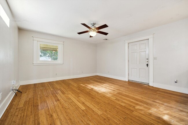 Building Photo - Heights Home for Rent! Move-in Ready