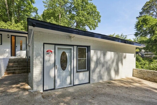 Building Photo - 2056 Abby Ln NE