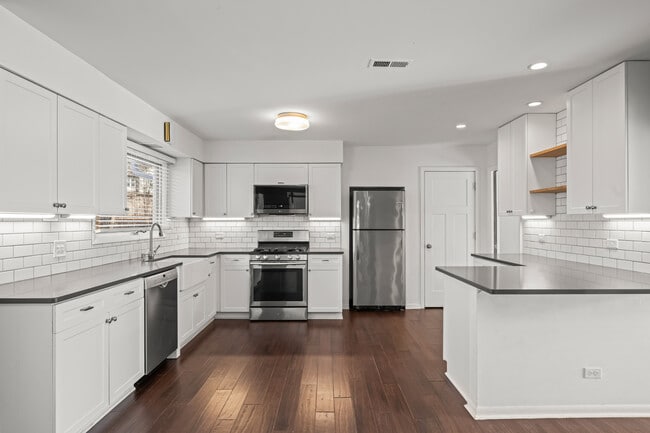 Building Photo - 523 Elm St