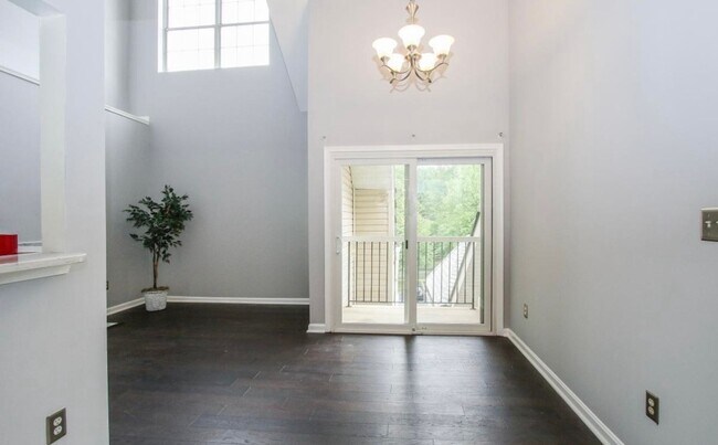 Building Photo - Beautiful 2-Level top floor condo close to...