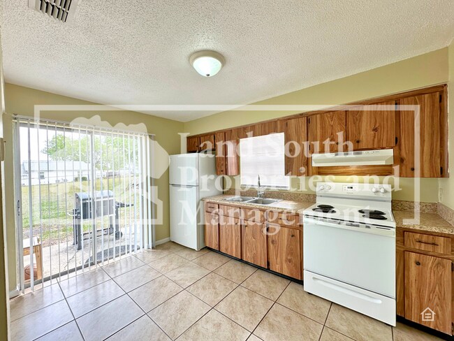 Building Photo - 5836 Charlton Dr