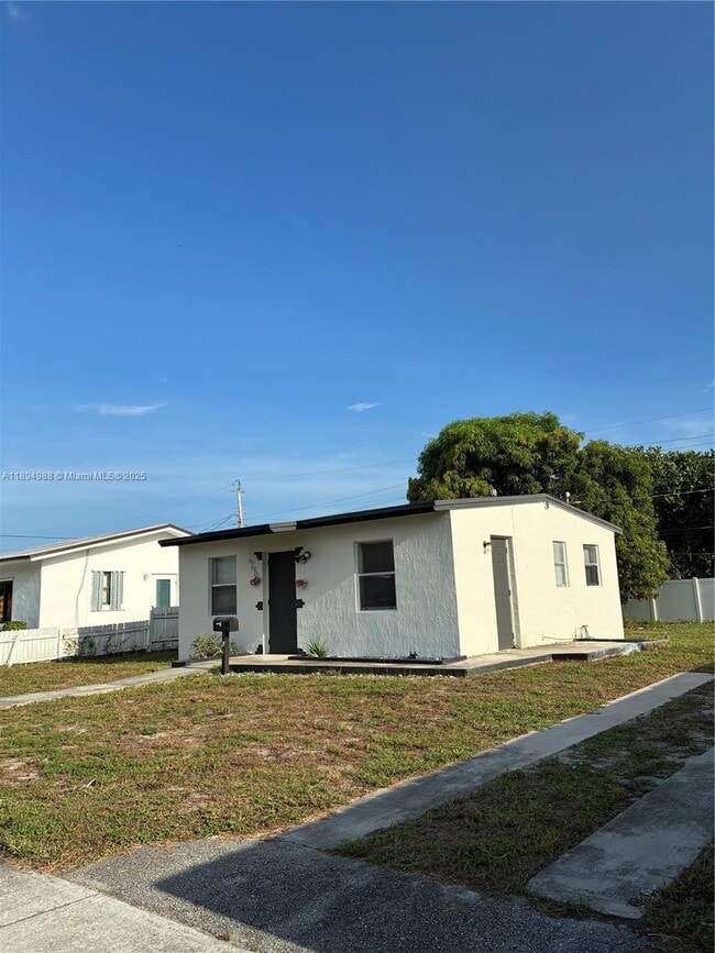 Building Photo - 550 NW 15th Ct