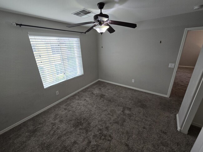 Building Photo - 950 S Wallrade Ln
