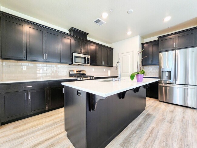 Building Photo - 4 Bedroom Home in W Section