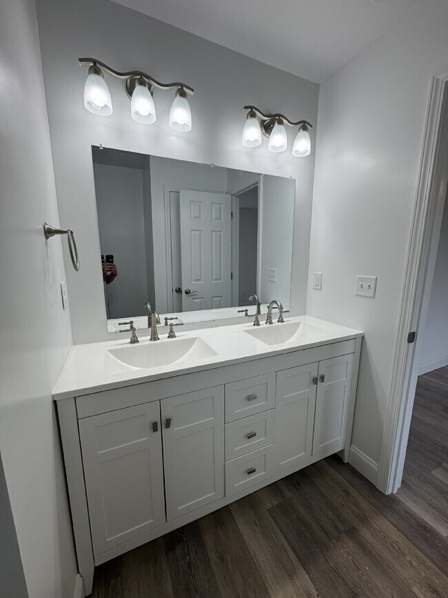 Building Photo - "Charming 3-Bed Haven with Granite Touches...