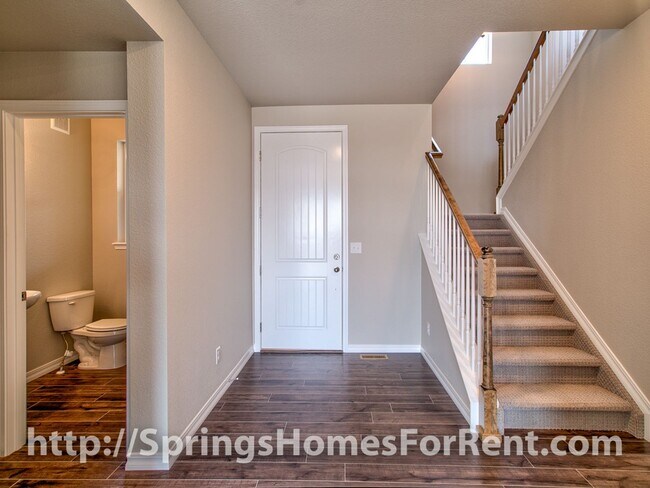 Building Photo - Rockrimmon Townhouse with Two Car Garage