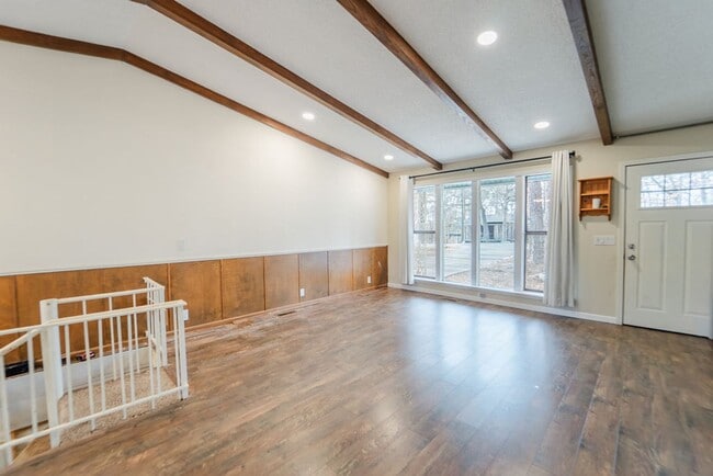 Building Photo - Spacious 3 Bedroom, 3 Bath Two story home!!