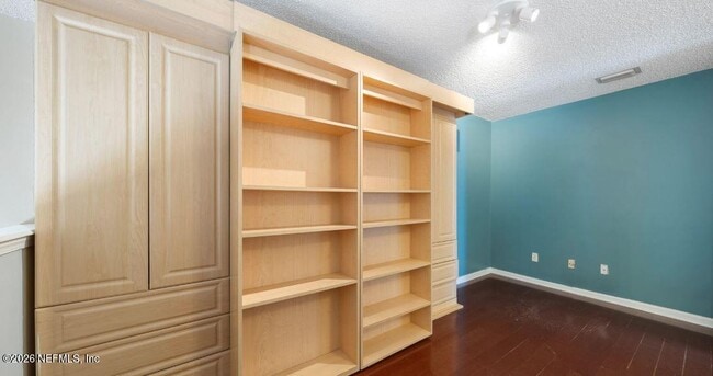 Building Photo - 629 10th Ave S