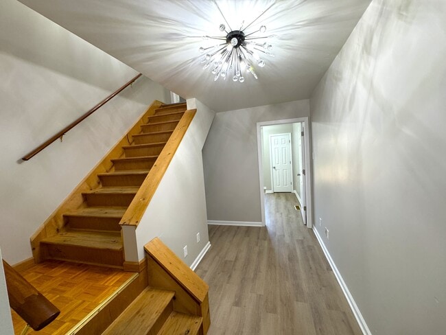 Building Photo - 704 E Perry St