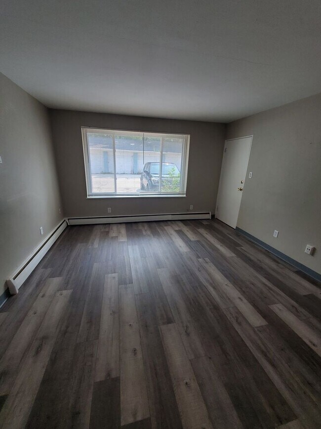 Interior Photo - 417 N Washington Ave 8 family