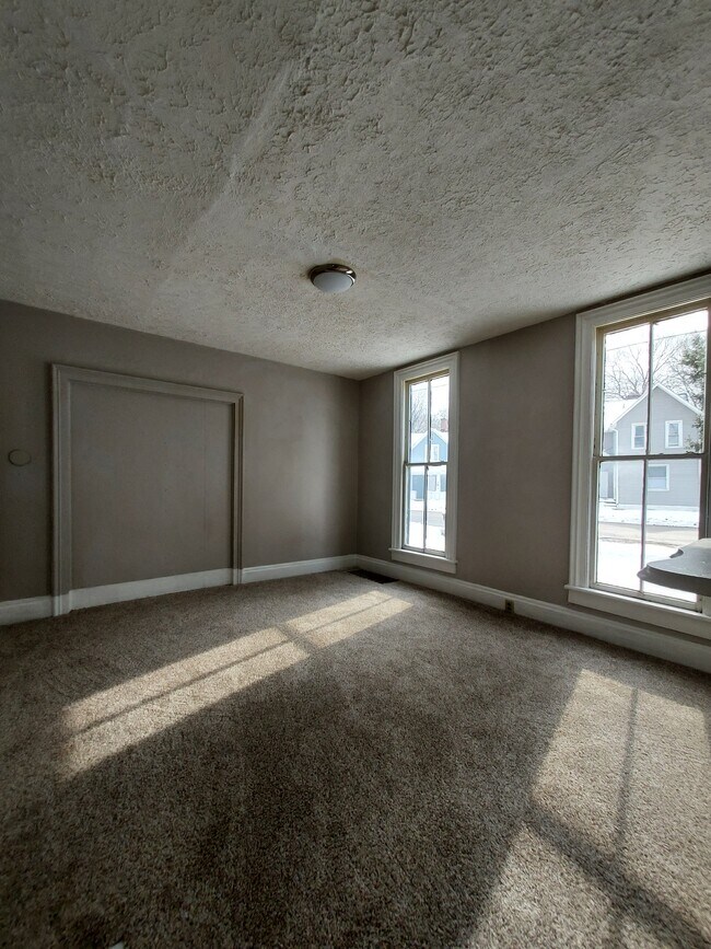 Building Photo - 242 W Main St