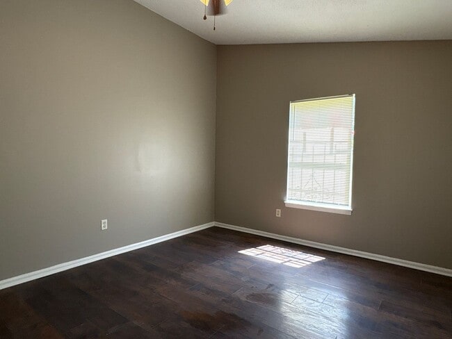 Building Photo - Newly Listed Home in Oakhaven